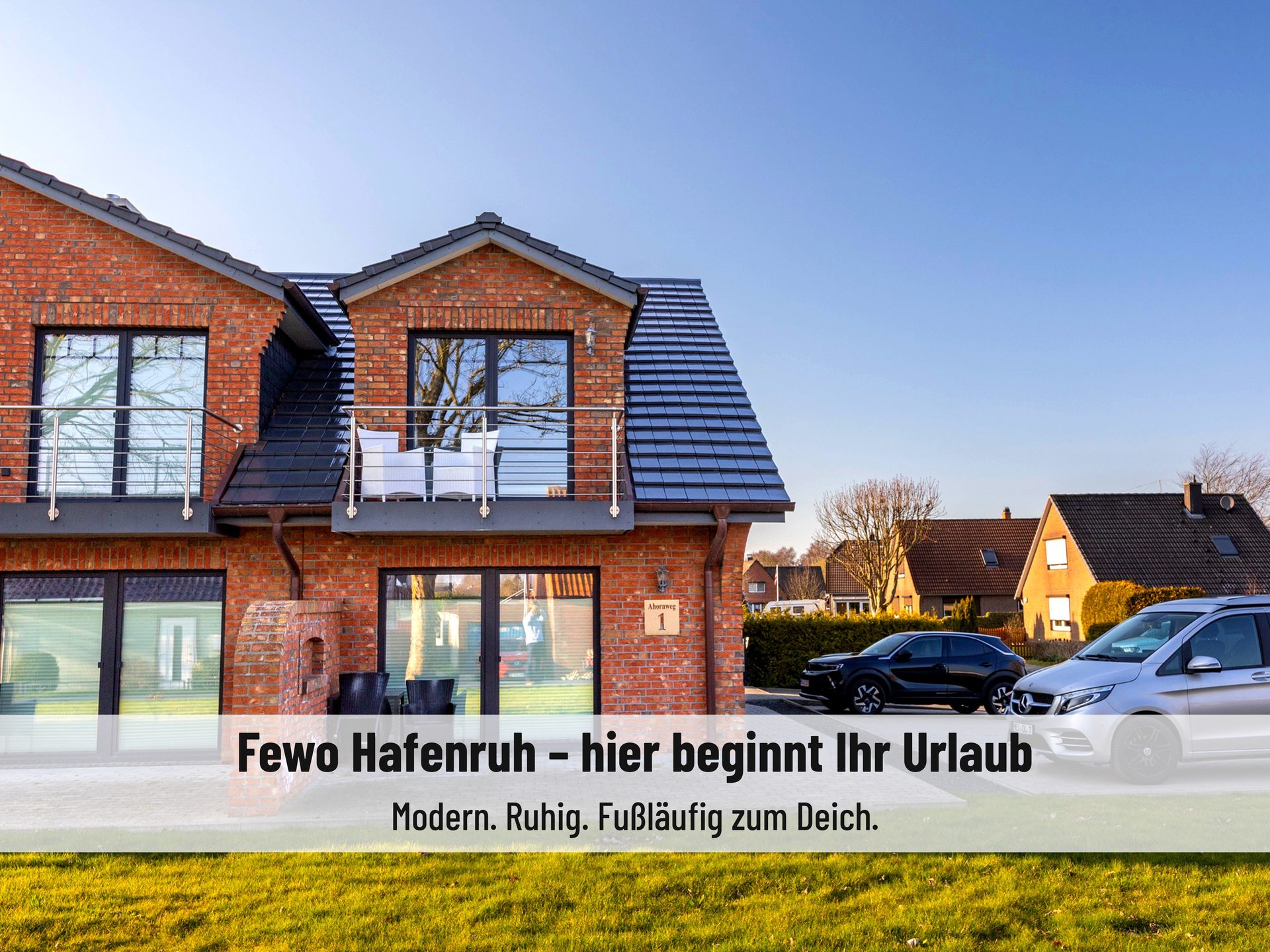 Außenansicht der Ferienwohnung Fewo Hafenruh in Friedrichskoog mit Balkon und Parkplatz