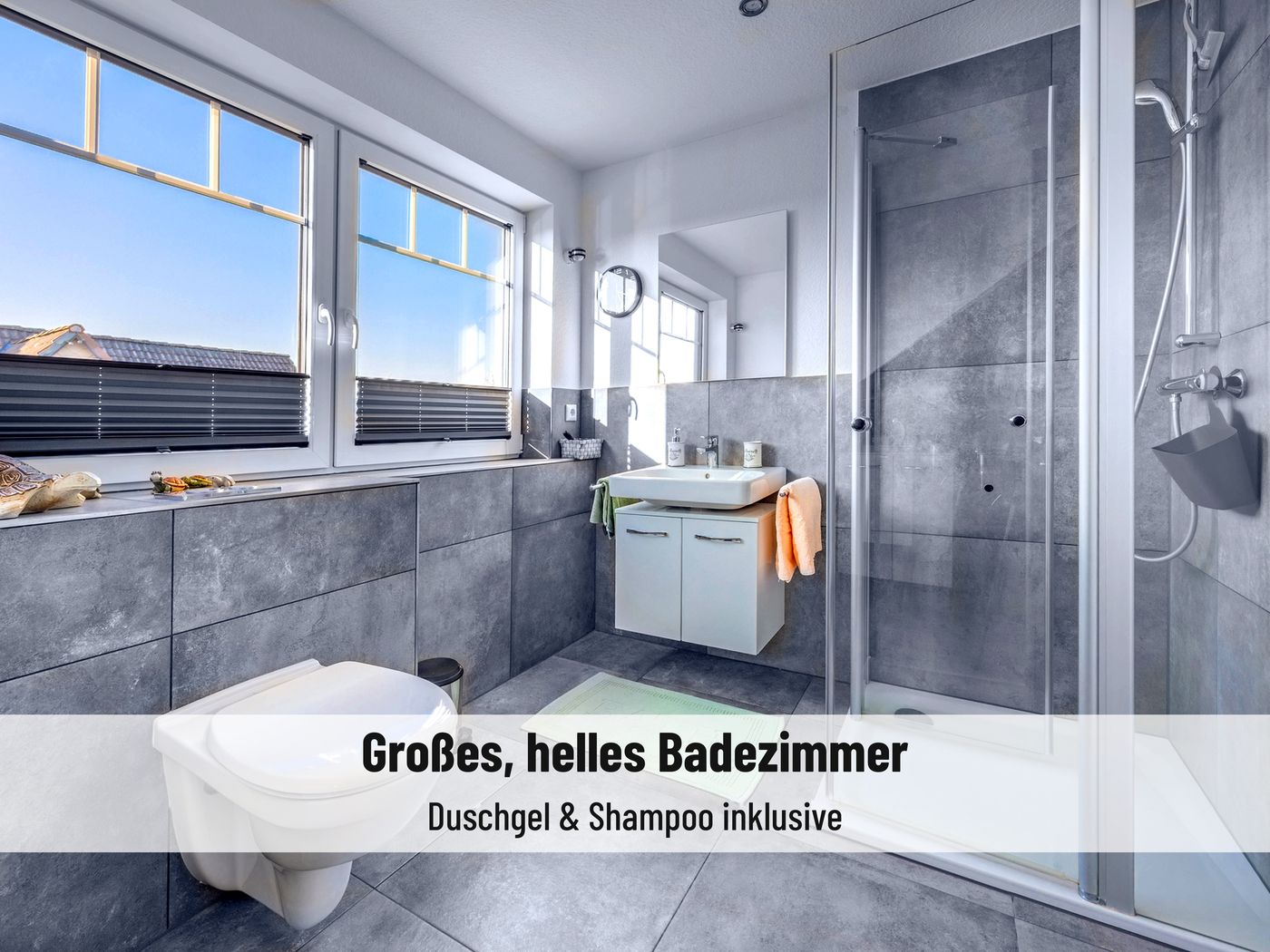 Großes, helles Badezimmer mit ebenerdiger Dusche