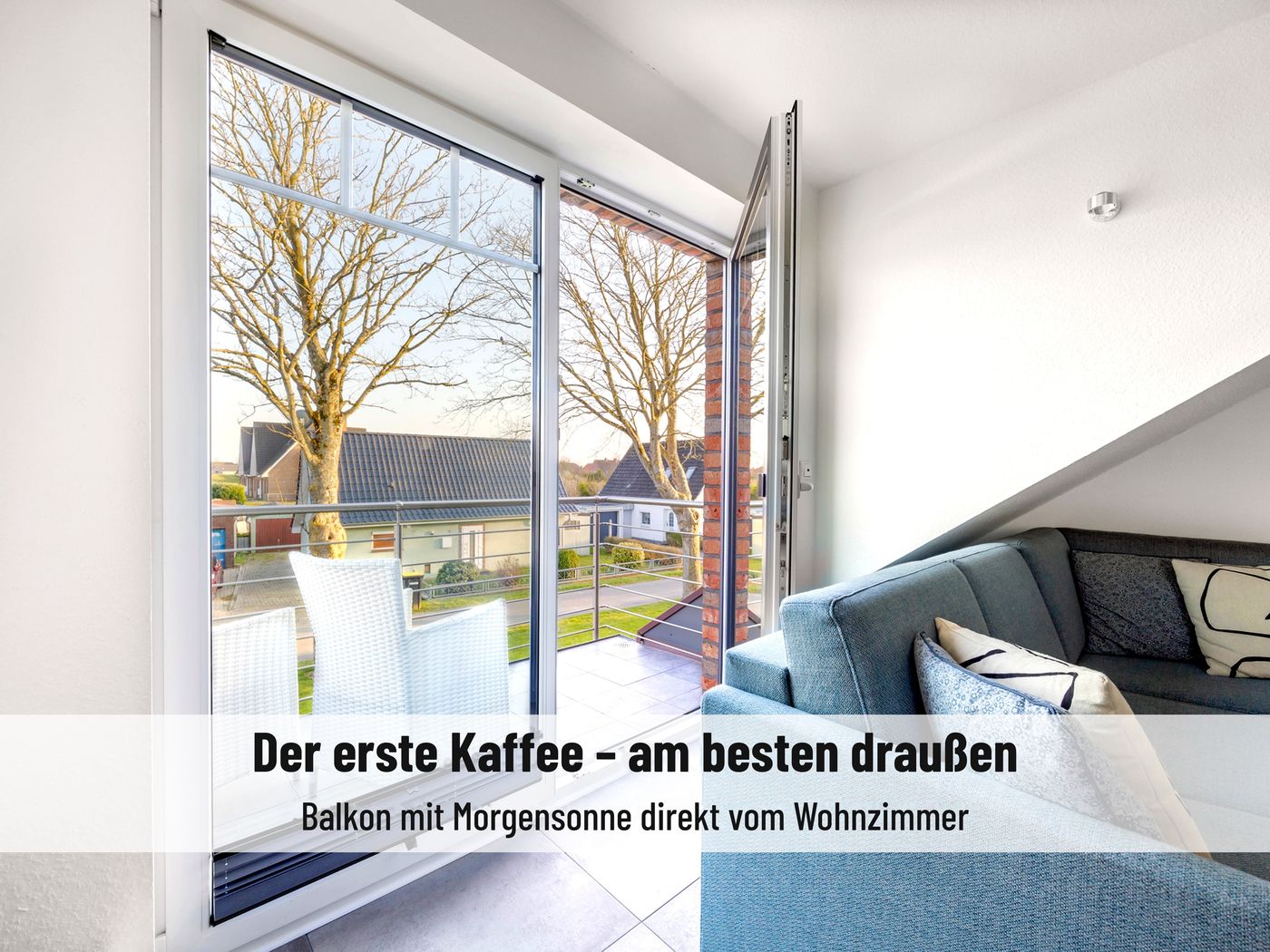 Blick vom Wohnzimmer auf den Balkon mit Morgensonne