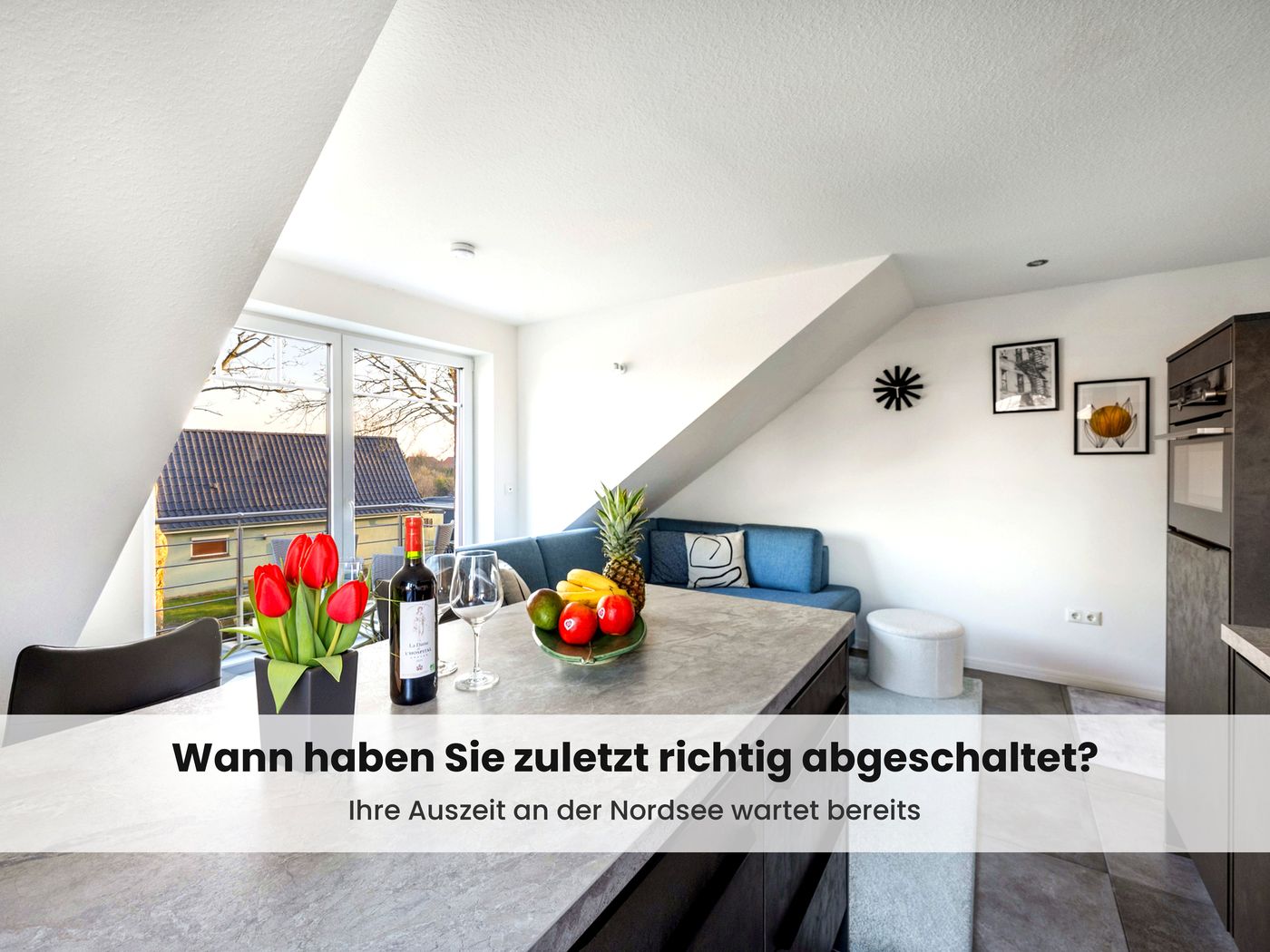 Offene Wohnküche mit Esstisch und Balkonzugang in der Fewo Hafenruh